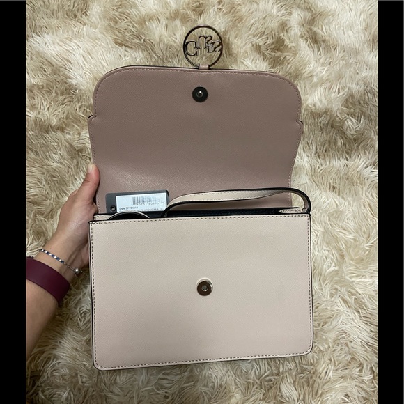 GUESS Sling Bag - Picture 2 of 2